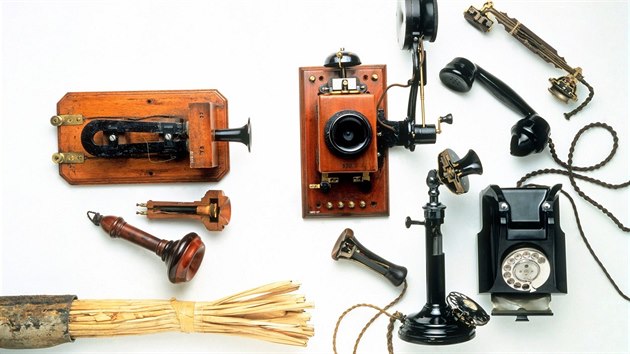 Alexander Graham Bell je považován za vynálezce telefonu. Na snímku sbírka prvních telefonů.