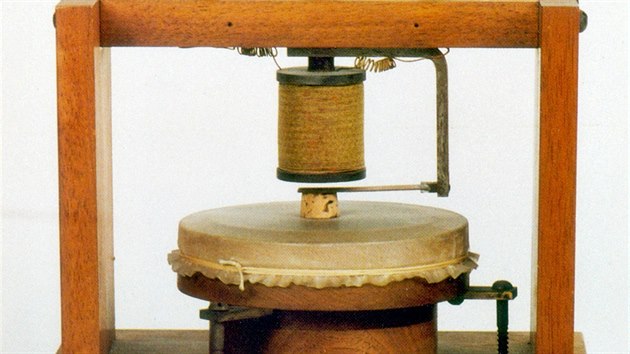 Alexander Graham Bell je považován za vynálezce telefonu. Na snímku replika jeho přístroje z roku 1876.