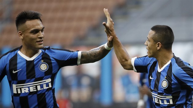 Alexis Sanchez (vpravo) a Lautaro Martinez oslavuj gl Interu Miln.