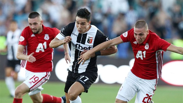 Ante Aralica (v ernoblm dresu) z Lokomotivu Plovdiv v souboji s Valentinem Antovem a Ivanem Turicovem z CSKA Sofia.