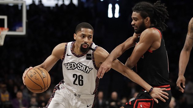 Spencer Dinwiddie (vlevo) z Brooklynu obchz Cobyho Whitea z Chicaga.