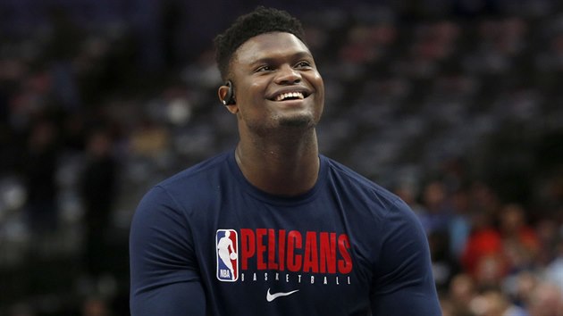 Zion Williamson z New Orleans Pelicans se usmv na pedzpasovm trninku.