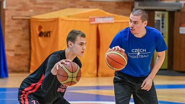 Martin Studnick na trninku esk mldenick reprezentace, driluje ho trenr Dino Repea.