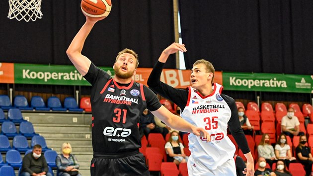 Martin K (vlevo) a Martin Studnick v souboji o doskok pi trninkovm utkn nymburskch basketbalist