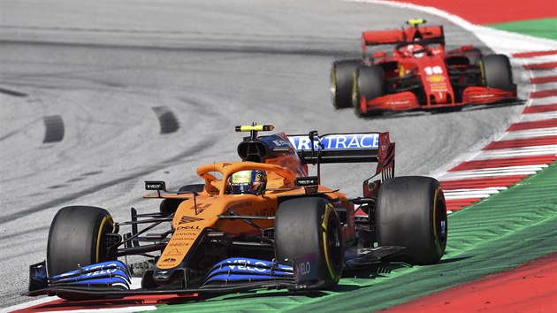Lando Norris ze stje McLaren a Charles Leclerc z Ferrari pi Velk cen Rakouska