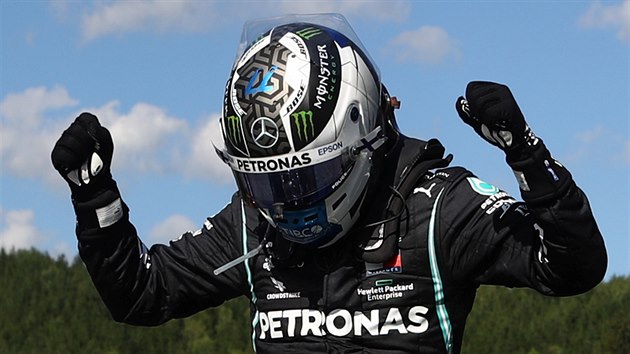 Valtteri Bottas z Mercedesu oslavuje svj triumf ve Velk cen Rakouska formule 1.