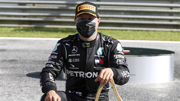 Valtteri Bottas z Mercedesu s trofej pro vtze Velk ceny Rakouska formule 1.