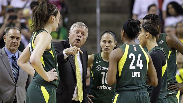 Dan Hughes a jeho svenkyn z tmu Seattle Storm