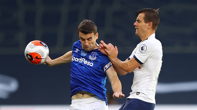 Seamus Coleman (vlevo) a Richarlison (dole) z Evertonu v souboji s Giovanim Lo Celsem z Tottenhamu