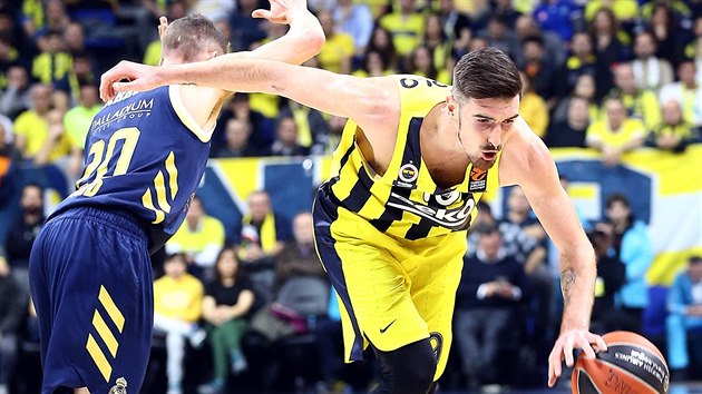 Nando De Colo (vpravo) z Fenerbahce to v duelu s Realem Madrid.