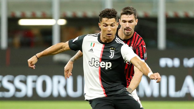 Cristiano Ronaldo (v poped) z Juventusu klikuje ped Alessiem Romagnolim z AC Miln.