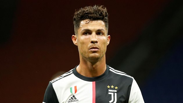 Cristiano Ronaldo z Juventusu v zpase s AC Miln