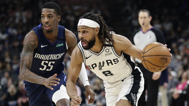 Patty Mills (8) ze San Antonia to kolem Delona Wrighta (55) z Dallasu.