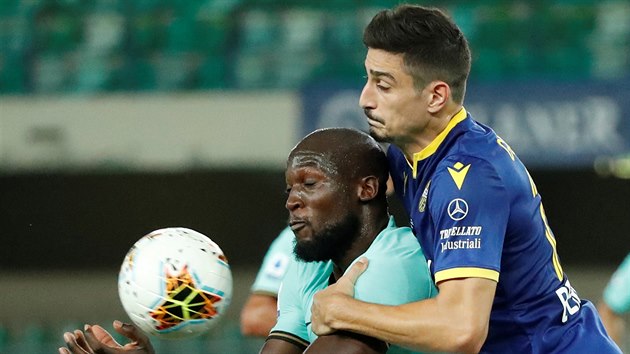 Koray Gunter (vpravo) z Hellasu Verona atakuje Romela Lukaka z Interu Miln.