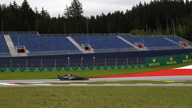 Lewis Hamilton bhem trninku na Velkou cena Rakouska formule 1