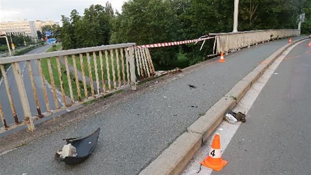 Auto se zřítilo z mostu v hradeckých Malšovicích (5. 7. 2020).