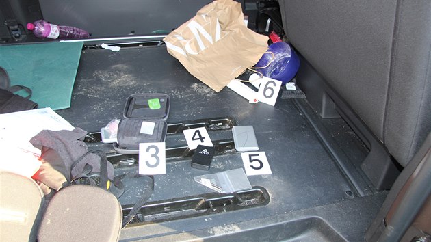 Minimálně 16 kg kvalitního kokainu dovezla z Nizozemí do Čech organizovaná skupina z Plzně. Kriminalisté obvinili sedm mužů.