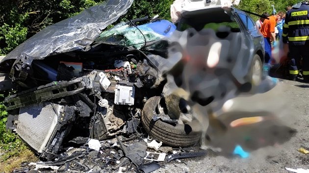 Jeden mrtvý a dva těžce zranění. To je bilance čelní srážky dvou osobních vozidel u Kokořova na Plzeňsku. (1. července 2020)