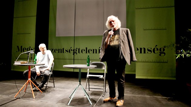 Pasáže z nové knihy o Milanu Kunderovi představil autor Jan Novák na Měsíci autorského čtení v brněnské divadle Husa na provázku. (2. července 2020)