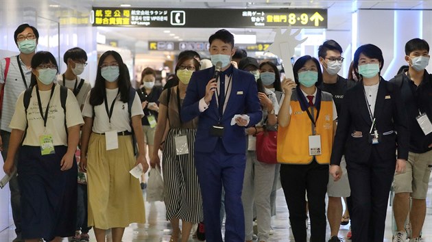 Tchajwanské letiště organizuje program pro lidi, kteří kvůli pandemii koronaviru nemohou letět na dovolenou. Po pasové kontrole a čase stráveném v letadle odejdou „cestující“ zpět domů. (2. června 2020).