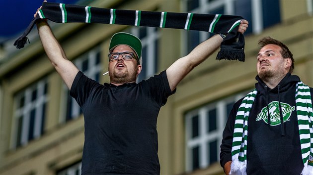 Fanoušci Bohemians na štaflích ve Sportovní ulici během zápasu s Mladou Boleslaví.