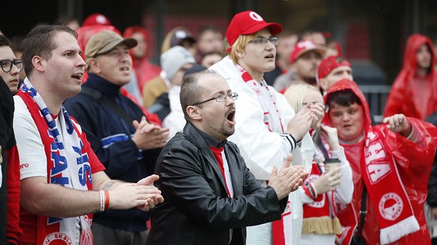 Fandov Slavie sleduj derby se Spartou na velkoplon obrazovce ped stadionem.