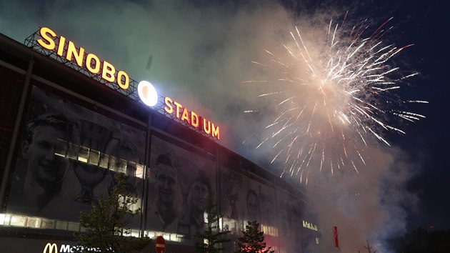Slavia oslavila zisk dvacátého mistorvského titulu ohňostrojem nad Edenem.