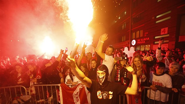 Fanouci Slavie se ped stadionem raduj ze zisku mistrovskho titulu.