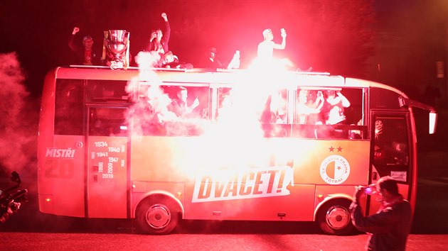 Fotbalist Slavie si uvaj mistrovsk oslavy pi jzd autobusem s otevenou stechou.