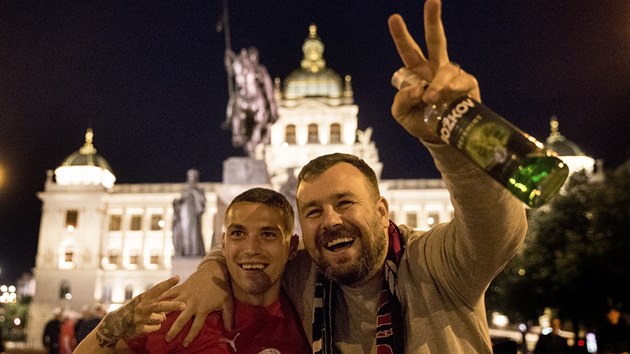 Fotbalist Slavie se v rmci mistrovskch oslav objevili i na Vclavskm nmst. Jeden z fanouk se fot s Nicolae Stanciem.