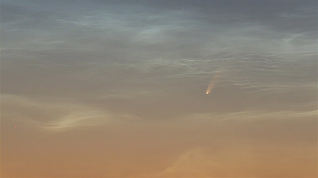 Snmek komety Neowise po 3. hodin rno, kdy byla pozorovateln nad severovchodnm obzorem nad Jihlavou. Souasn byla viditeln i non svtc oblaka NLC.