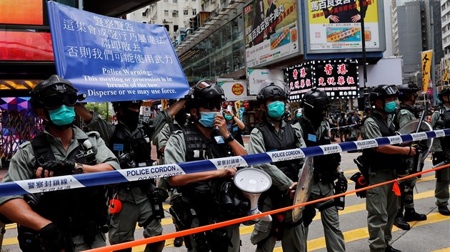Hongkongsk policie varovala, e bude podle novho bezpenostnho zkonu zatkat astnky nelegln demonstrace. Maj se rozejt, nebo proti nim pouij policist slu. (1. ervence 2020)