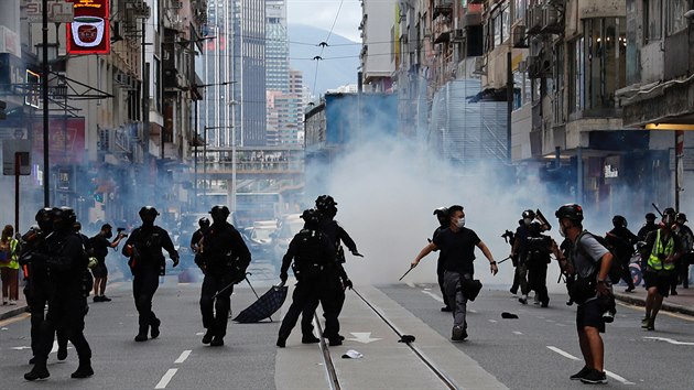 Policejn jednotky rozhnly protestujc v ulicch Hongkongu slznm plynem a vodnmi dly. (1. ervence 2020)