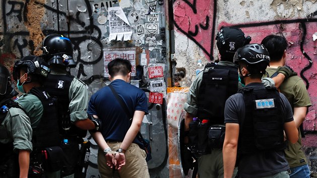 Nejmn 30 lid bylo polici zateno bhem stedenho dopoledne v ulicch Hongkongu. Do ulic vyly tisce lid. (1. ervence 2020)