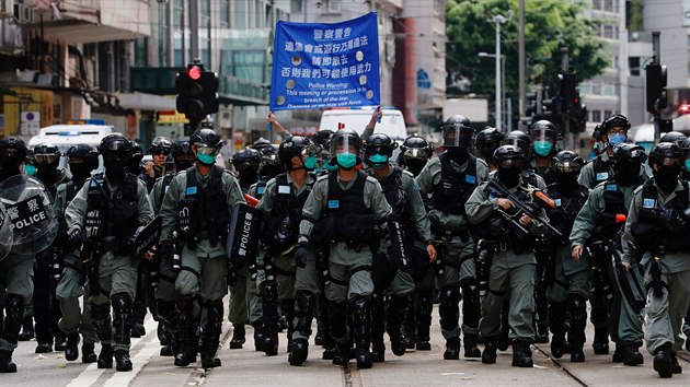 Policejn jednotky v Hongkongu zasahuj proti pochodu protestujcch proti novmu bezpenostnmu zkonu. Do ulic msta vyly i pod pohrkou tvrdch trest tisce lid. (1. ervence 2020)