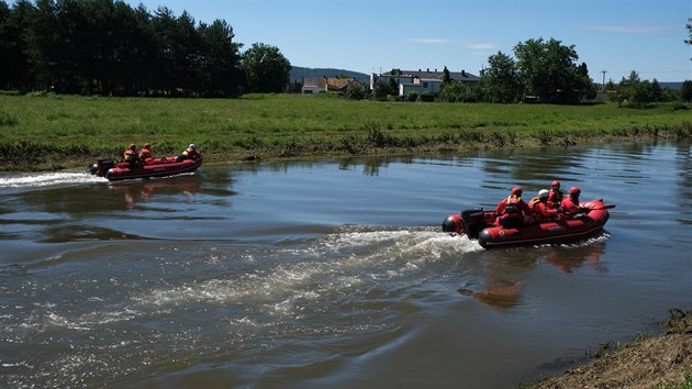 Hasi�i na �lunech hledaj� vod�ka, kter� zmizel p�i pokusu o sjezd jezu v �ece Opav�.