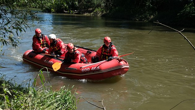 Hasiči na člunech hledají vodáka, který zmizel při pokusu o sjezd jezu v řece Opavě.