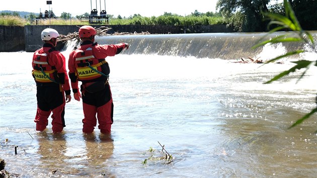 Hasi�i na �lunech hledaj� vod�ka, kter� zmizel p�i pokusu o sjezd jezu v �ece Opav�.