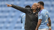 Kyle Walker z Manchesteru City naslouchá radám Pepa Guardioly.