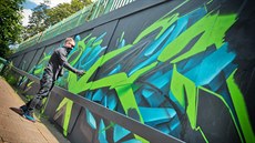 Karlovarský streetartový umělec Real143 při malbě graffiti na stěny u ramp do...