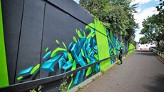Karlovarský streetartový umělec Real143 při malbě graffiti na stěny u ramp do...