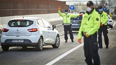 Slovinská policie kontroluje vozidla na dálnici u Lublaně. (3. dubna 2020)