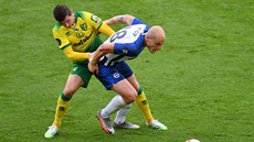 Aaron Mooy (Brighton) si tlem kryje mí ped dotírajícím Kennym McLeanem...