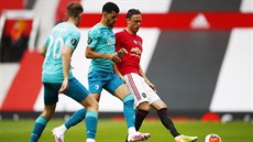 Nemanja Mati (Manchester United) se zbavuje míe v blízkosti dvou protivník z...