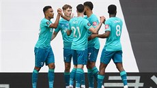 Fotbalisté Bournemouthu se radují z gólu Juniora Stanislase (první zleva) do...