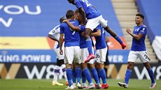 Fotbalisté Leicesteru se radují z branky Jamieho Vardyho.