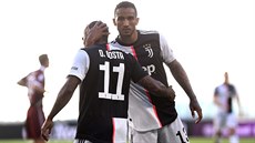 Douglas Costa a Danilo se radují po gólu Juventusu v mstském derby proti FC...