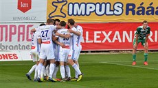 Mladoboleslavtí fotbalisté se radují z trefy Lukáe Budínského proti Bohemians.