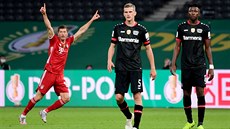 Robert Lewandowski (Bayern Mnichov) se raduje ze svého zásahu proti Leverkusenu.