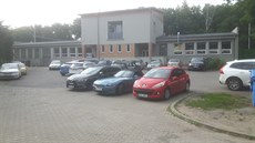 Modré zóny mohly zkrotit parkování v Klánovicích.